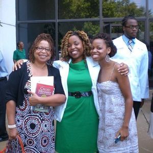 Meet your Posher, Mona